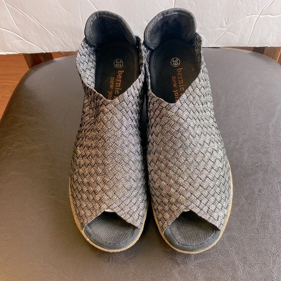 Bernie Mev New York Sabrina women’s wedge, pull on, peep toe metallic shoe 39 🌹 - Picture 3 of 12